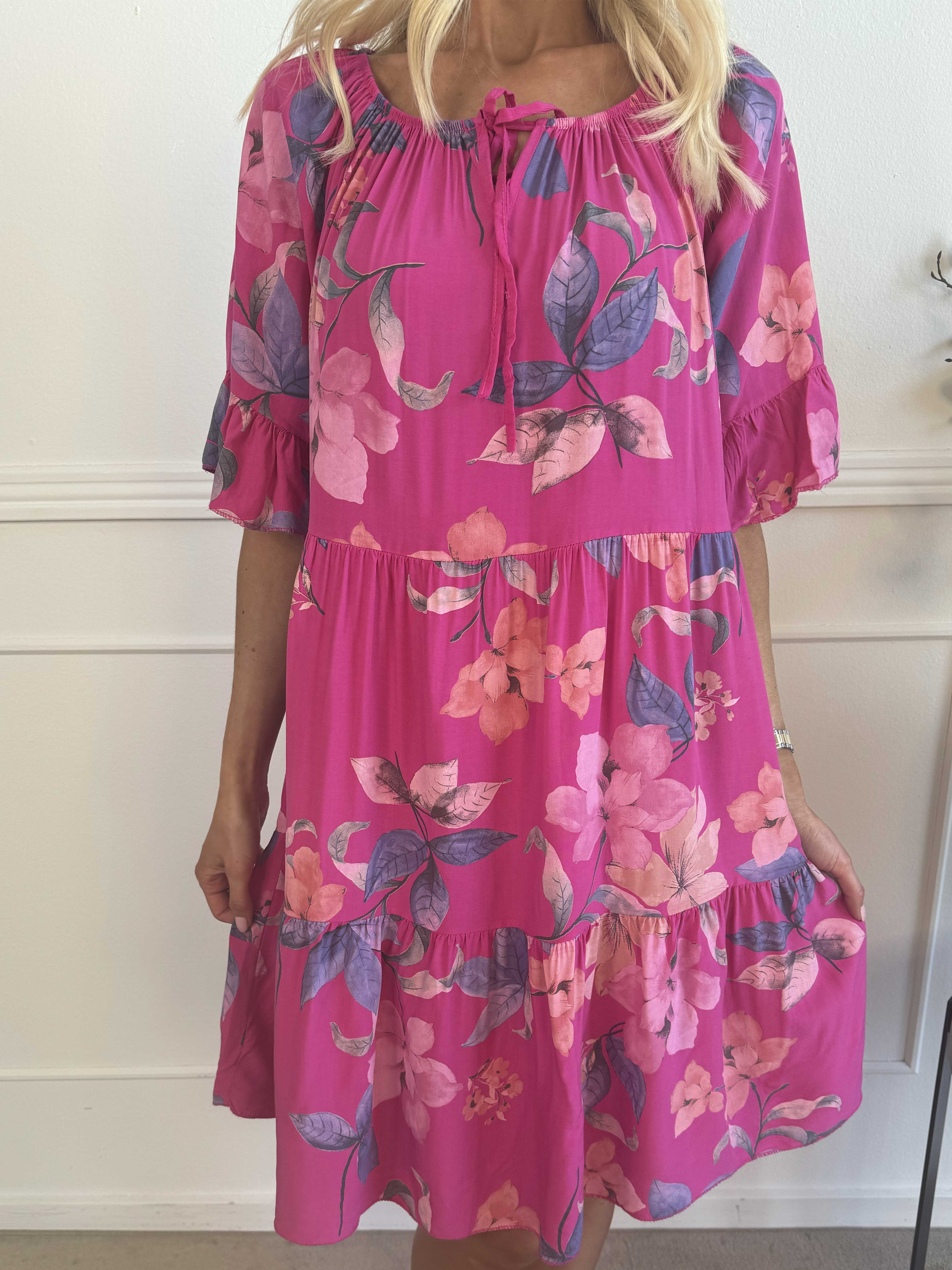 Malibu - Blommig klänning i bomull med elastisk halsringning